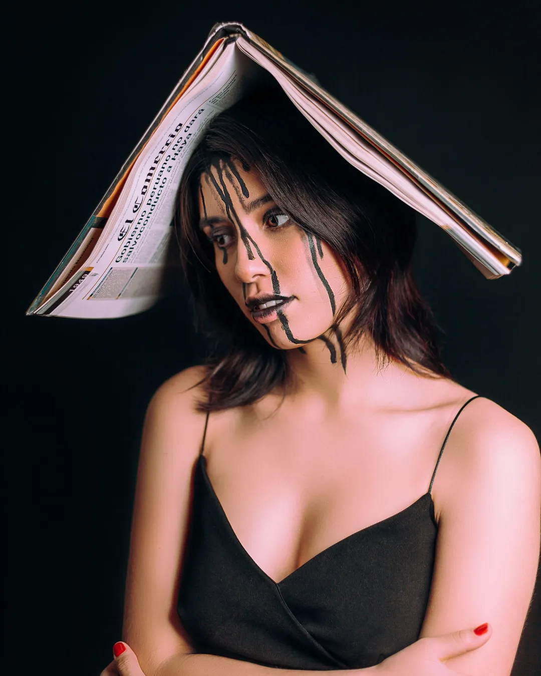 Retrato editorial conceptual con periódico y maquillaje artístico